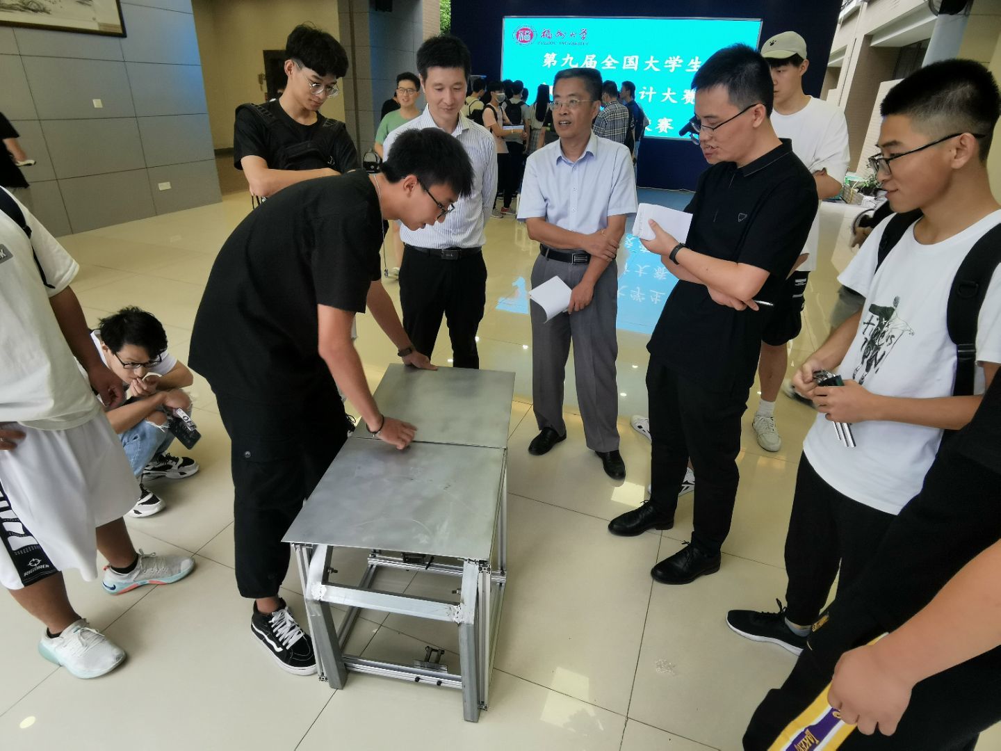 评委老师对学生作品进行点评 (1) 评委老师对学生作品进行点评 (1)