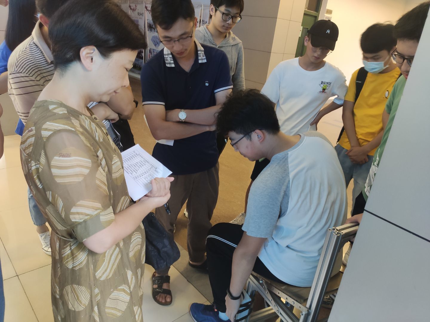 评委老师对学生作品进行点评 (2) 评委老师对学生作品进行点评 (2)