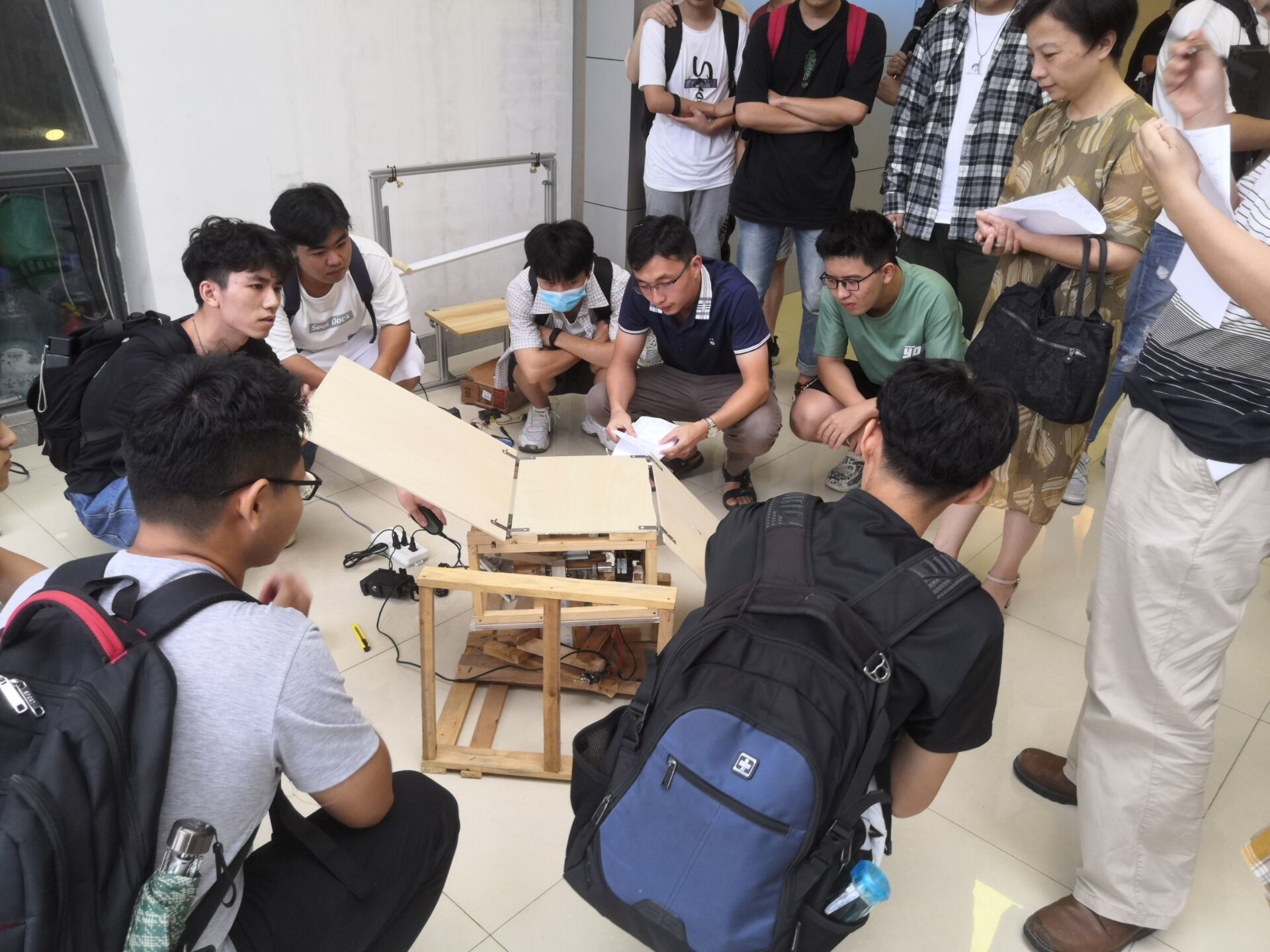 评委老师对学生作品进行点评 (3) 评委老师对学生作品进行点评 (3)