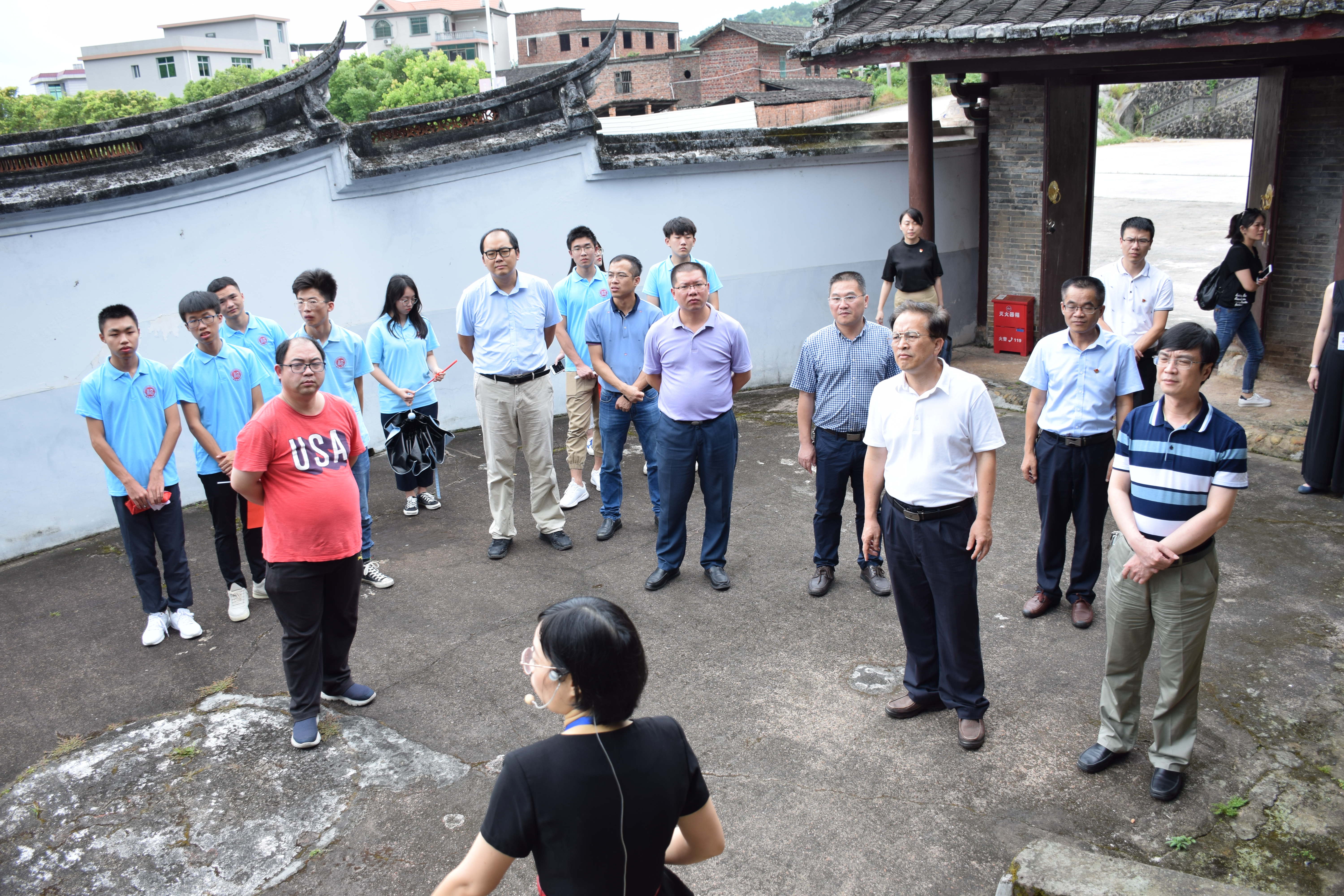 02讲解员为实践队员讲解星火祠堂历史 02讲解员为实践队员讲解星火祠堂历史